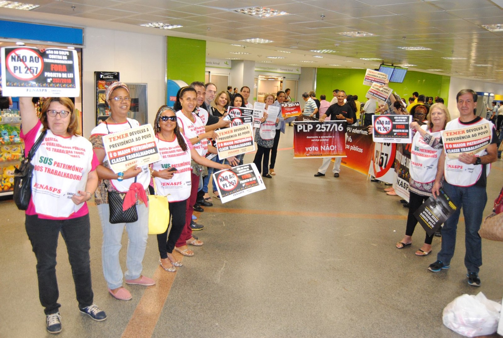 Fenasps participou ativamente de ato no aeroporto de Brasília contra o PLP 257 nessa segunda, 1° de agosto